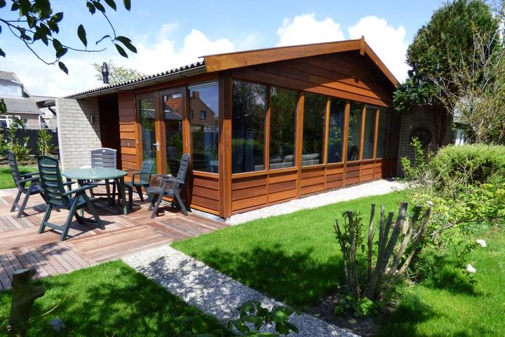 Bungalow für 4 Personen, mit Terrasse und Balkon/Terrasse