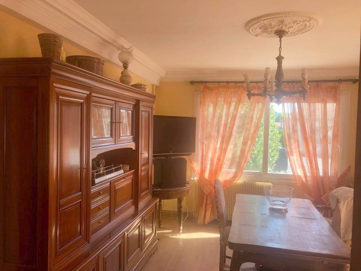 Appartement entier, Appartement de vacances pour 6 personnes avec terrasse in Issoire, Région de Besse-et-Saint-Anastaise