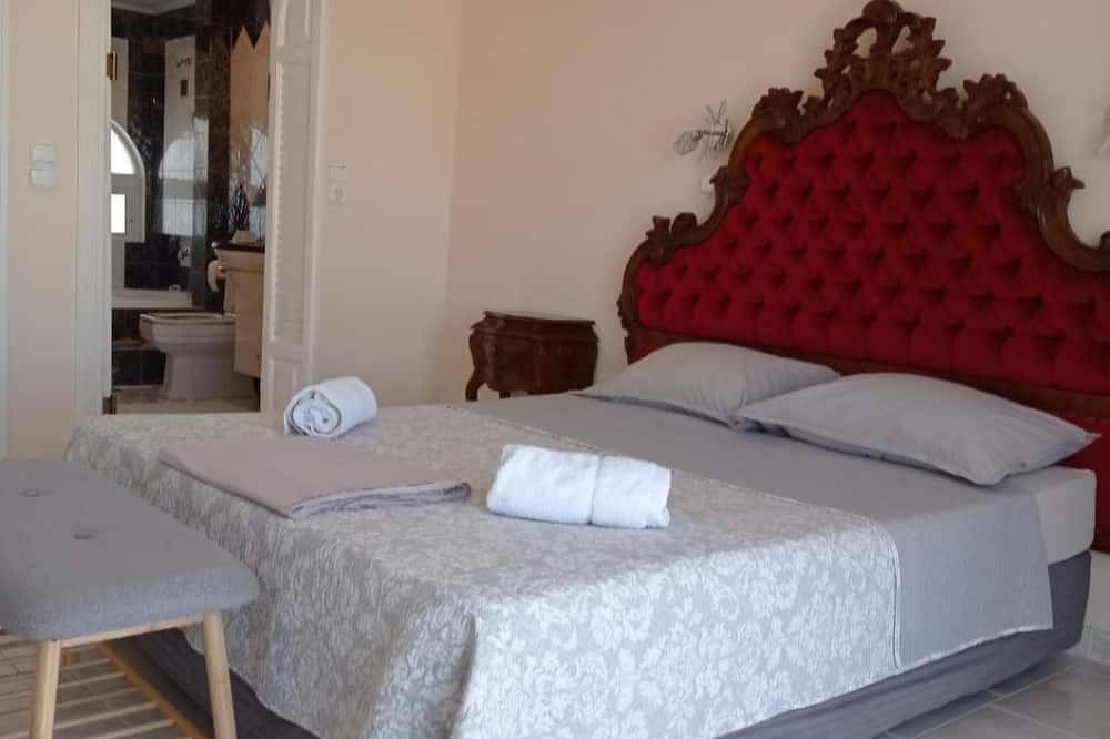 Beautiful Tuscan Villa with pool amongst the vineyards and olive trees. in Korinthia