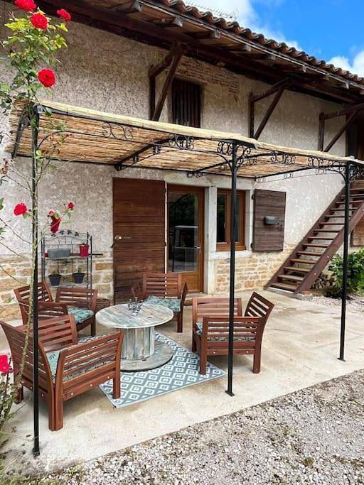 Location de vacances pour 10 personnes, avec vue ainsi que jardin et piscine à Saint-Amour - 2