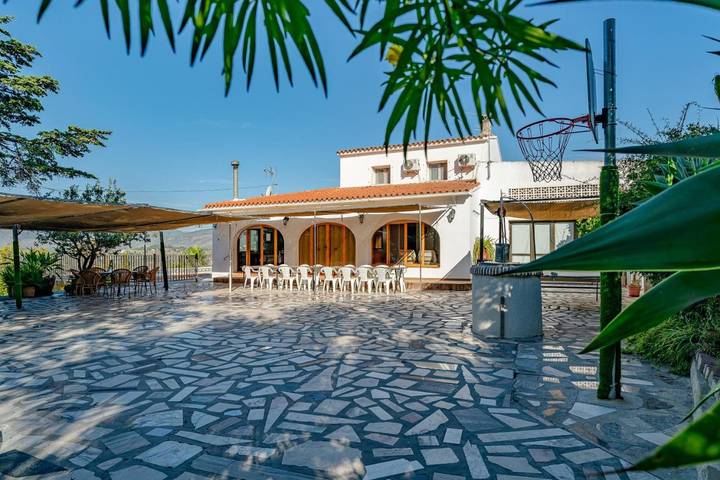 Casa de vacaciones para 15 personas, con vistas además de piscina y jardín - 1