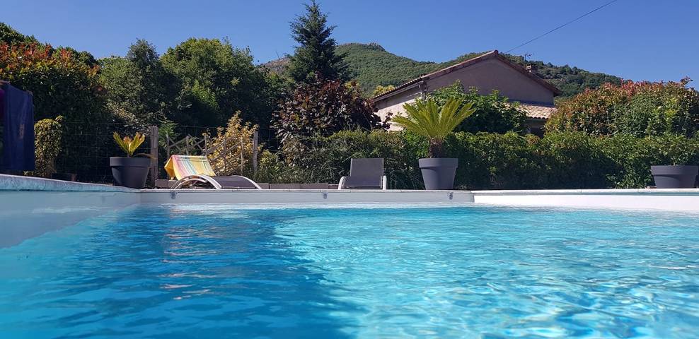 Gîte pour 4 personnes, avec jardin ainsi que terrasse et piscine