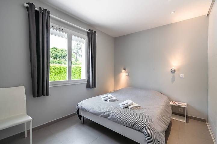 Location de vacances pour 10 personnes, avec terrasse ainsi que piscine et jardin à Saint-Geniès-de-Fontedit - 4