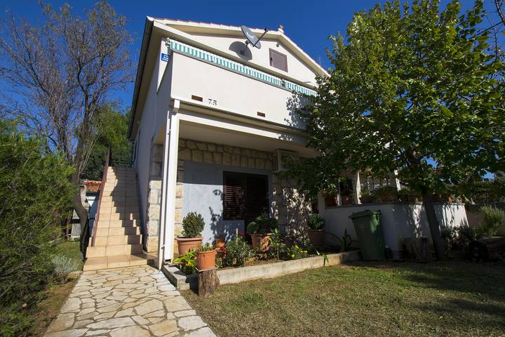 Ganze Wohnung, Ferienwohnung für 5 Personen mit Balkon in Starigrad, Zadar