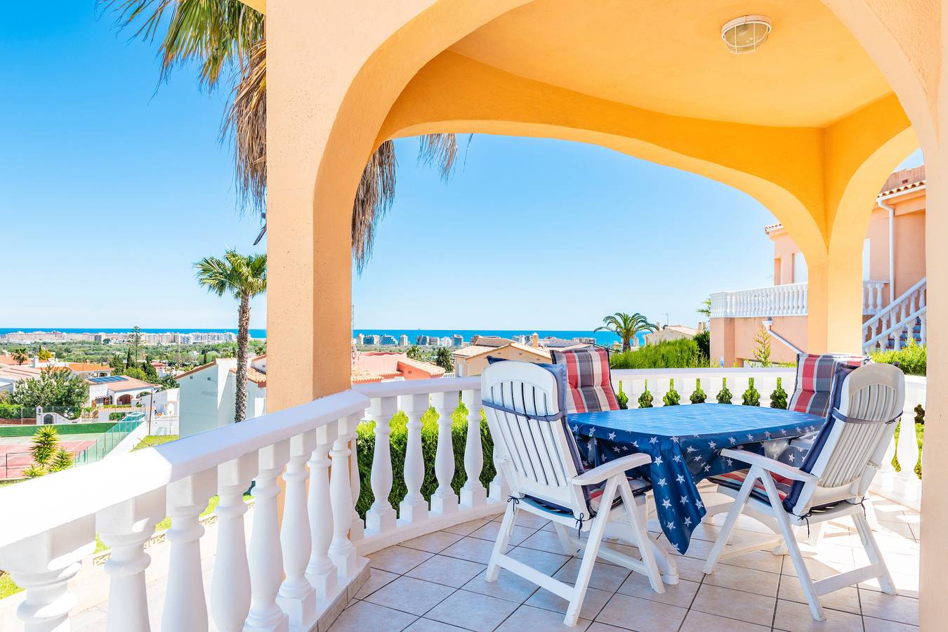 Individual Villa Peñíscola with Sea Views, Garden and Wi-Fi in Peñiscola, Costa del Azahar