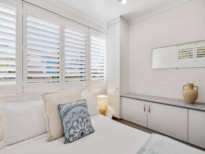 Entire apartment, Quaint 2-Bed Beach Abode with Ocean Views in Alexandra Headland, Sunshine Coast