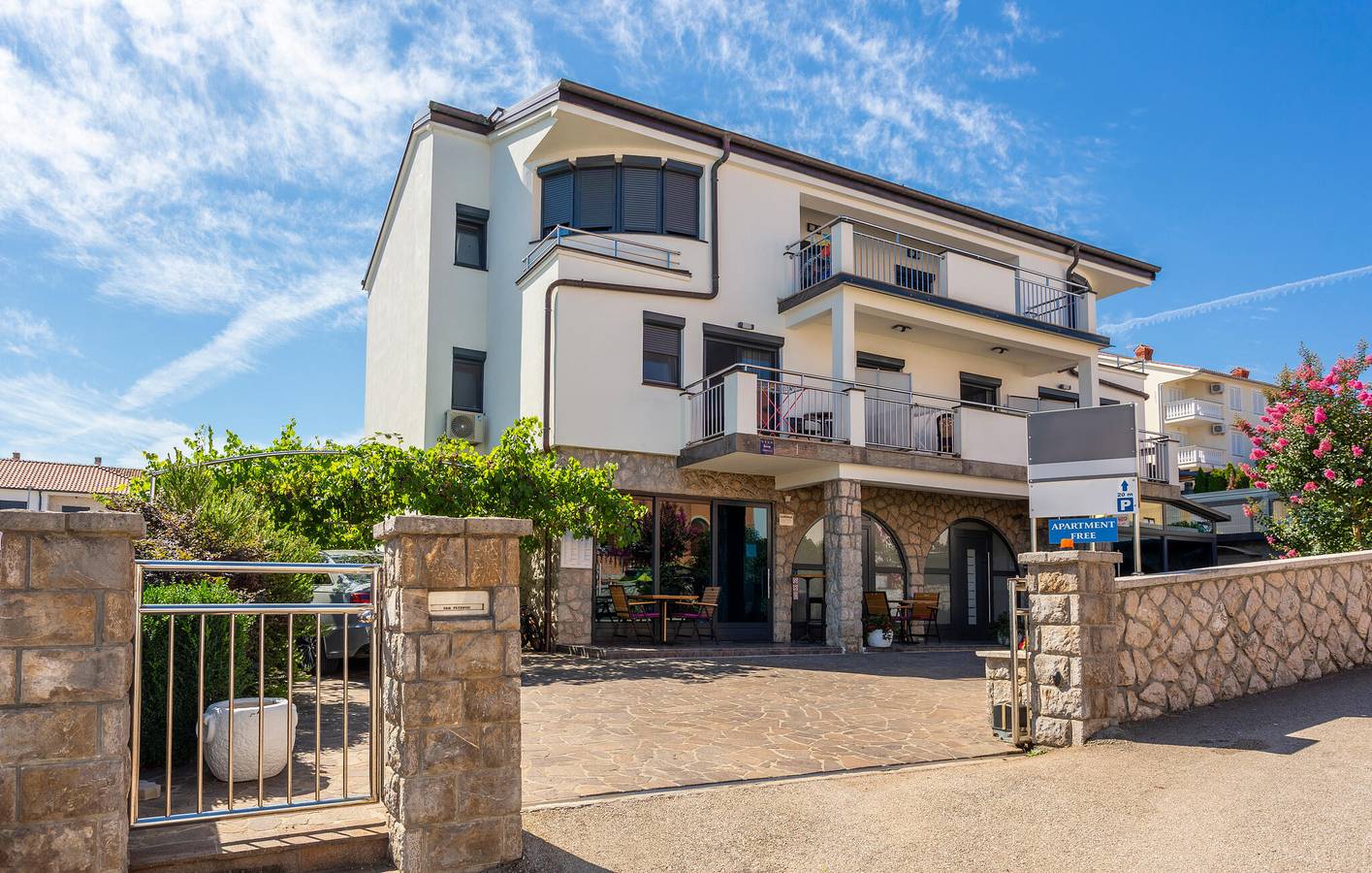 Ganze Ferienwohnung, Gemütliche Ferienwohnung mit Terrasse, WLAN und Garage, 2,5 km vom Strand entfernt in Malinska-Dubašnica, Krk