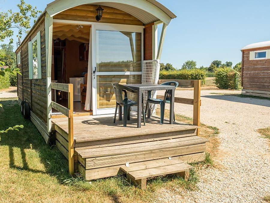 Camping Le Renom - Insolite 4 personnes - Roulotte - 1 chambre 1/4 pers in Vonnas, Région de Bourg-en-Bresse