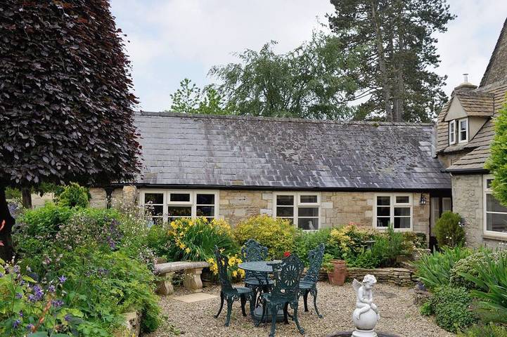 Cottage for 3 people, with garden, with pets in Cirencester