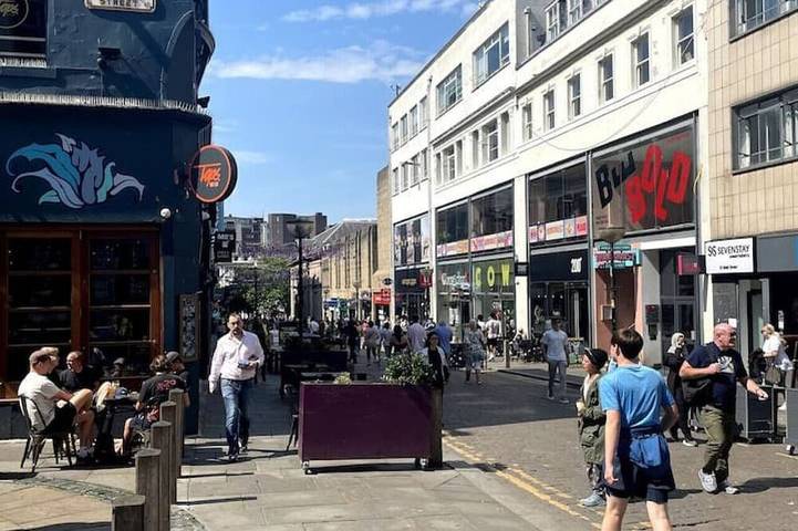 Glamping for 8 people in Liverpool