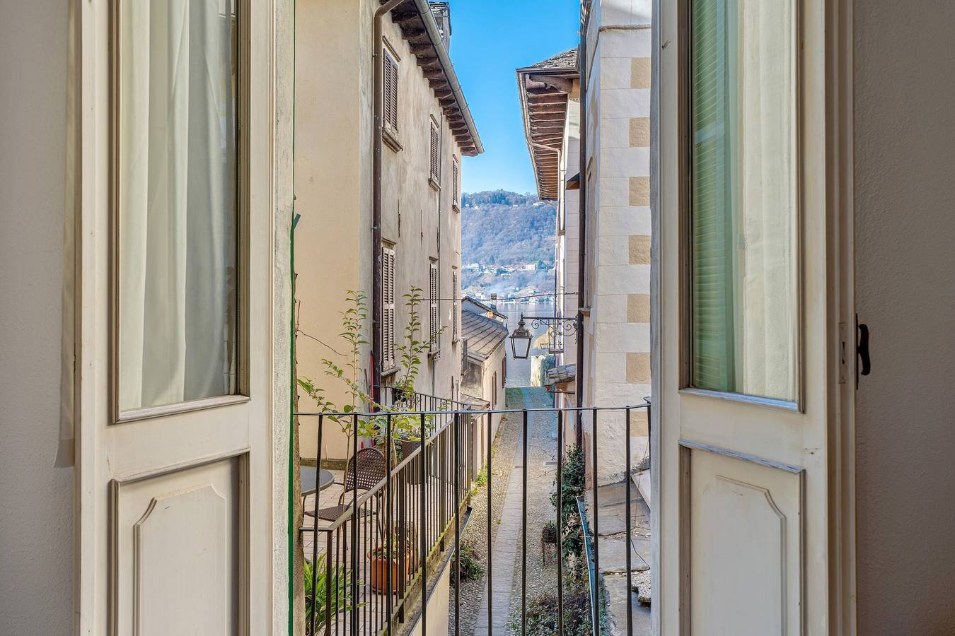Entire apartment, Apartment 'Cabianchi Rosso - Imperial Suite' with Lake View, Private Terrace and Wi-Fi in Orta San Giulio, Lake Orta