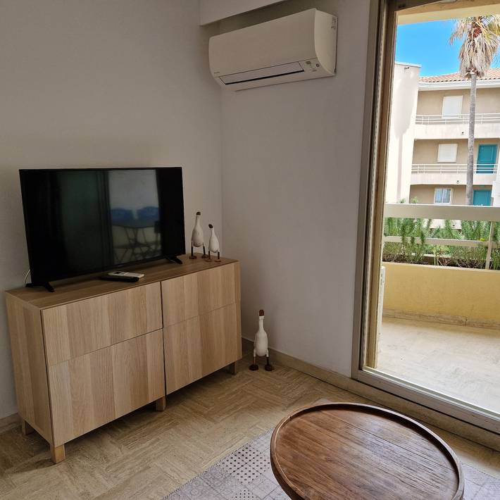 Apartamento entero, Bonito estudio con aire acondicionado y balcón, a un paso de la playa in Cavalaire-sur-Mer, Parque nacional Port-Cros