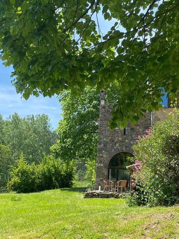 Gîte pour 2 personnes, avec jardin ainsi que vue et piscine, animaux acceptés à Robiac-Rochessadoule