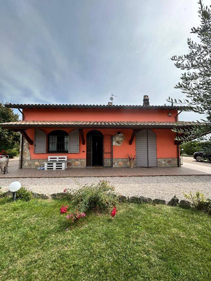 Appartamento per 5 persone, con Giardino e Piscina nonché Panorama a Bastia Umbra