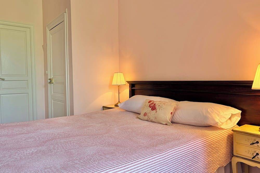 Soothing 1-bedroom gite in charming house with pool, perfect for getaway in Bouilhonnac, Région de Carcassonne