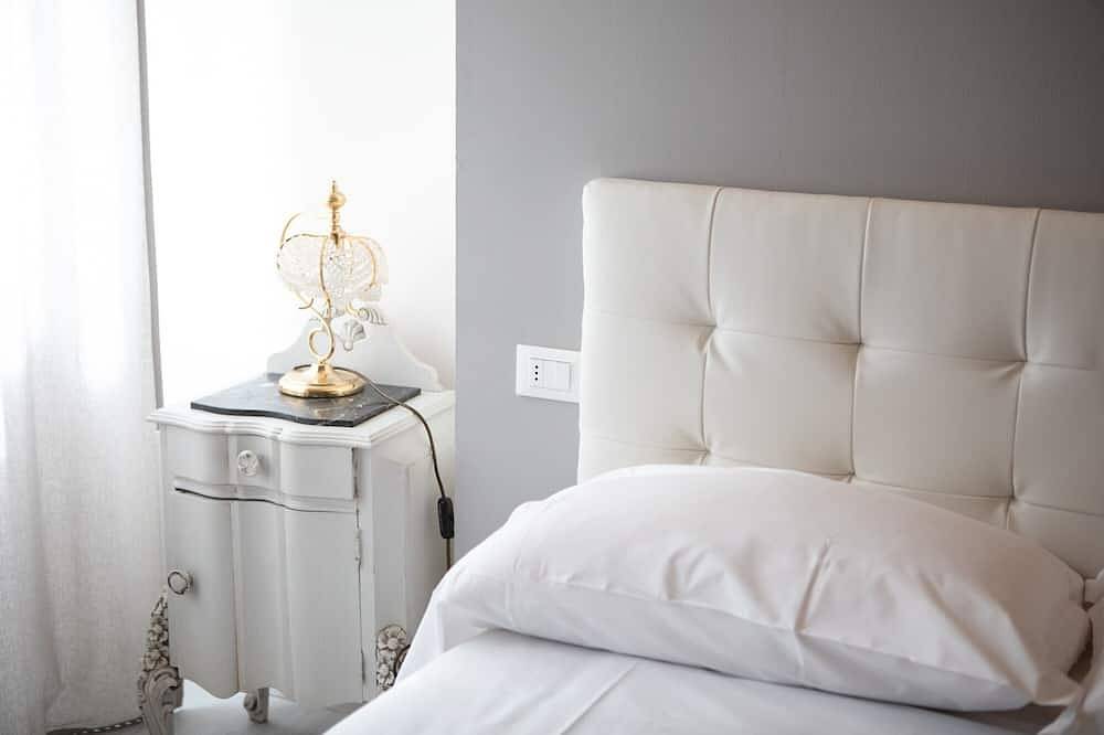 Appartamento intero, Camera Orchidea - Tripla con Giardino Condiviso, Wi-Fi e Aria Condizionata in Prato, Provincia di Prato