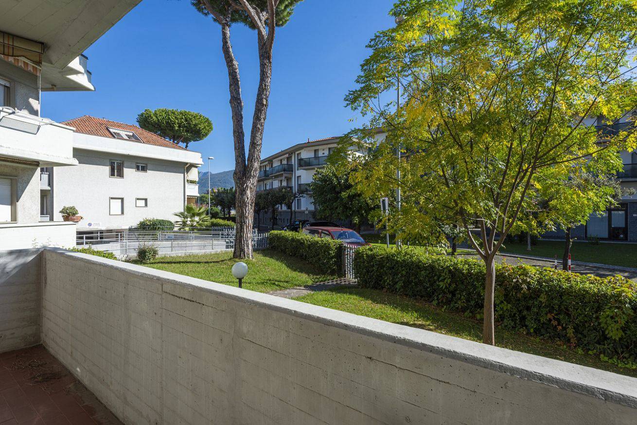 Ganze Wohnung, Ferienwohnung für 6 Personen mit Balkon/Terrasse in Marina di Massa, Massa