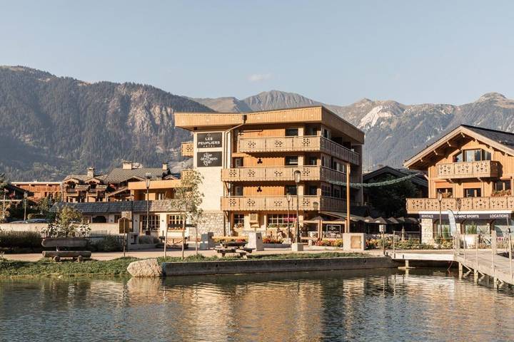 Hôtel pour 4 personnes, avec Balcon et Terrasse ainsi que Sauna et Vue sur le lac à Courchevel