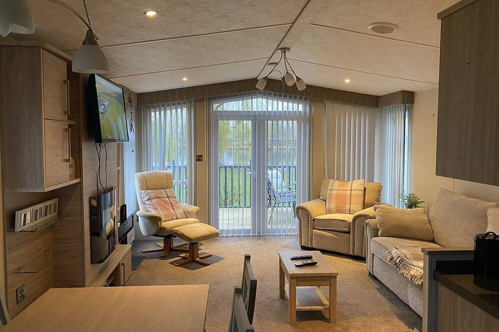 2 Bed Cosy Lodge in Northampton, Northamptonshire