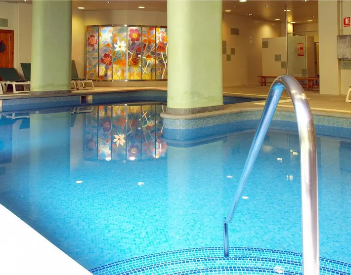 Hotel para 3 personas, con piscina y jardín además de sauna y jacuzzi - 1