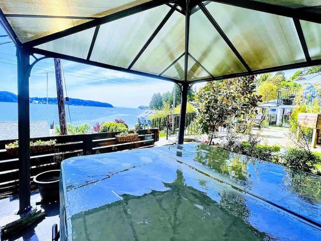 Bill's Landing Luxury Suite with private Hot Tub in Sunshine Coast Regional District