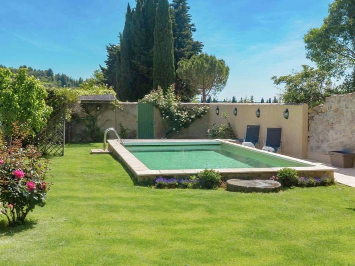 Location de vacances pour 6 personnes, avec jardin ainsi que terrasse et piscine à Montouliers