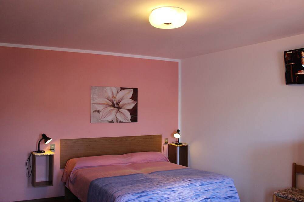 Ganze Wohnung, Terrasse mit herrlichem Seeblick, Wifi, Swimmingpool in Malcesine, Gardasee-Berge
