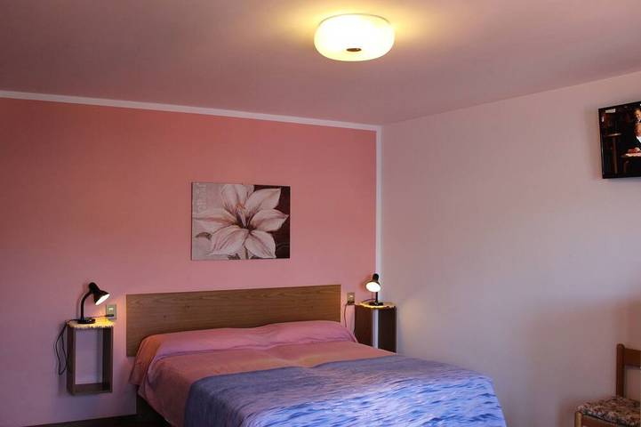 Ganze Wohnung, Terrasse mit herrlichem Seeblick, WiFi, Swimmingpool in Malcesine, Gardasee-Berge