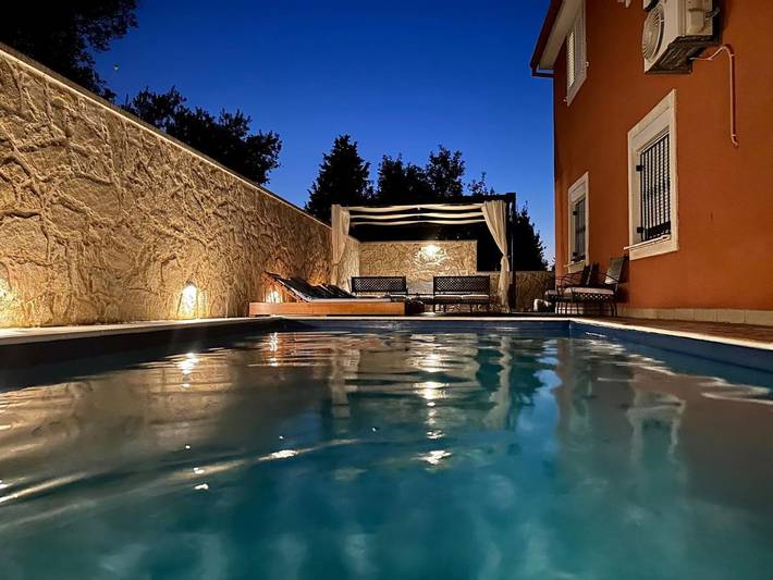 Ferienhaus für 12 Personen, mit Balkon und Terrasse sowie Garten und Pool