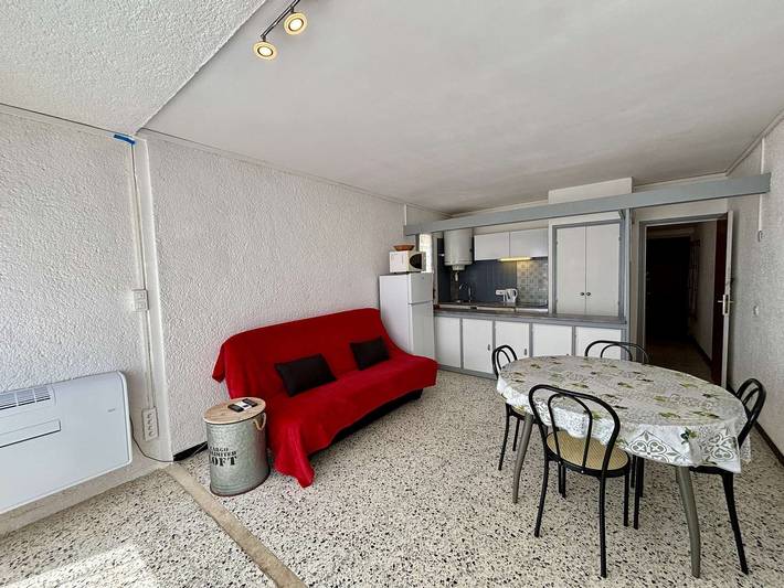 Ganze Wohnung, Erdgeschoss T2-Wohnung mit Terrasse, 500m vom Zentrum Port-la-Nouvelle, Parkplatz und Haustiere in Port-la-Nouvelle, Mittelmeerküste (Frankreich)