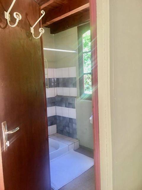 Gîte pour 3 personnes, avec terrasse ainsi que vue et jardin, animaux acceptés à Saissac - 4