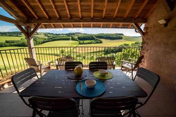 Gîte pour 6 personnes, avec jacuzzi ainsi que jardin et terrasse dans l' Aveyron