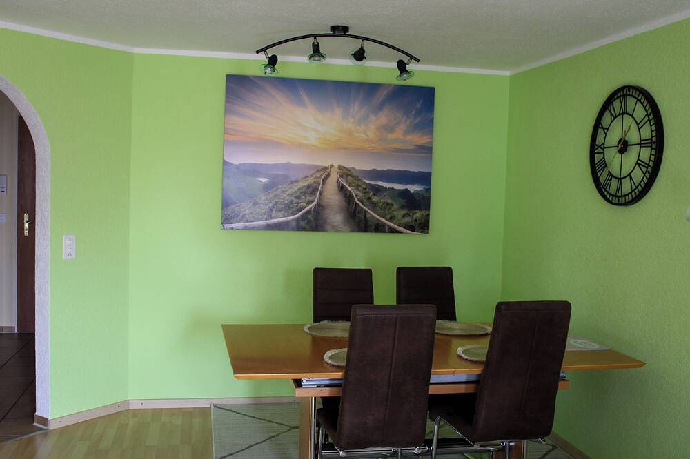 Ganze Wohnung, Ferienwohnung als Wohlfühloase mit sonnigem Balkon  5 Min vom Rheinfall entfernt in Neuhausen am Rheinfall, Kanton Schaffhausen