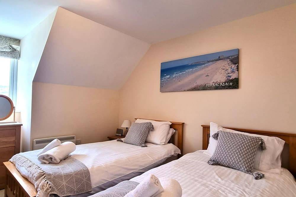 Entire apartment, Penthouse apartment with sea views & direct access to the beach! in Perranporth, Cornwall