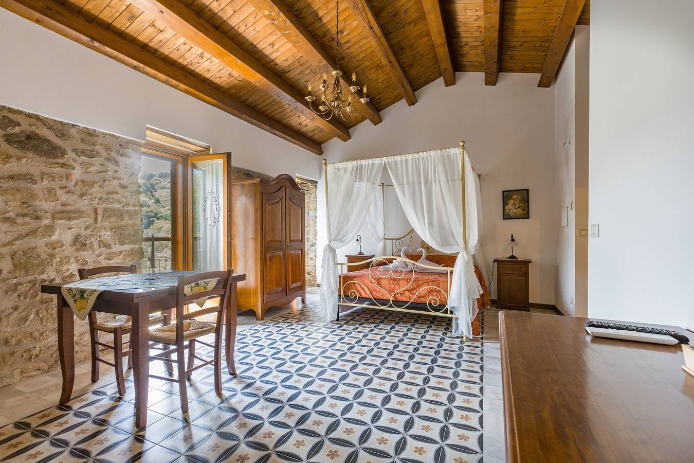 Kamer 'Arcaloro Resort Infinito' met Uitzicht op de Bergen en Bubbelbad in Sant'Angelo di Brolo, Provincie Messina