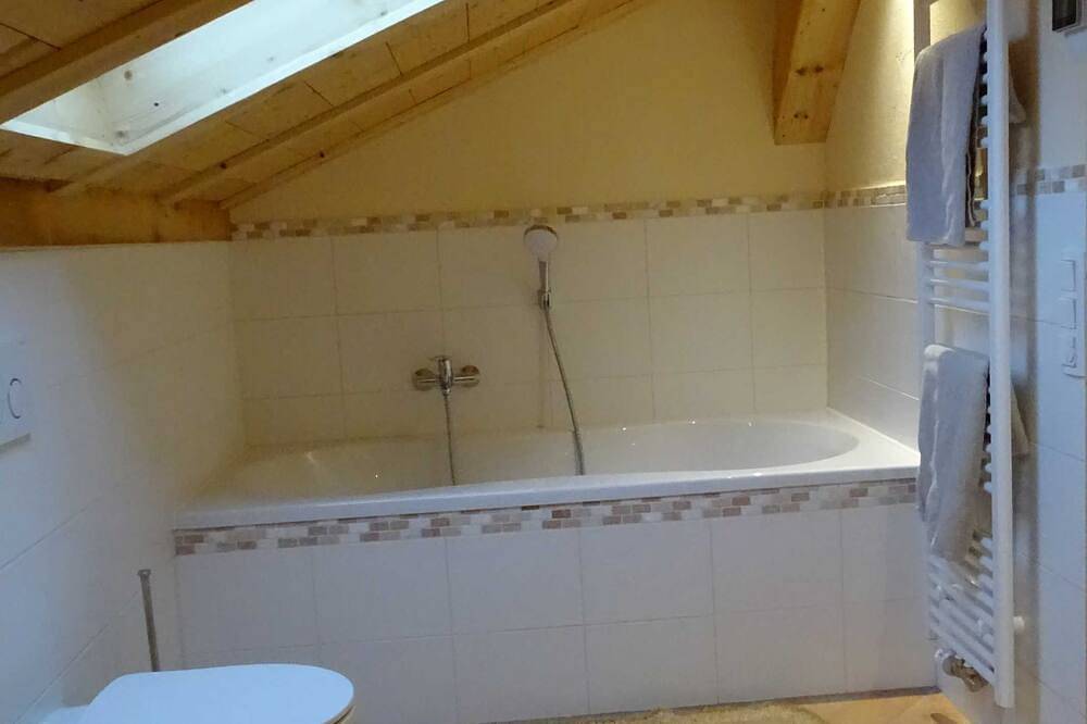 Vacation apartment attic - Guesthouse Schober - Jodlhof, Kreuth-Scharling in Kreuth, Alpes Bávaros