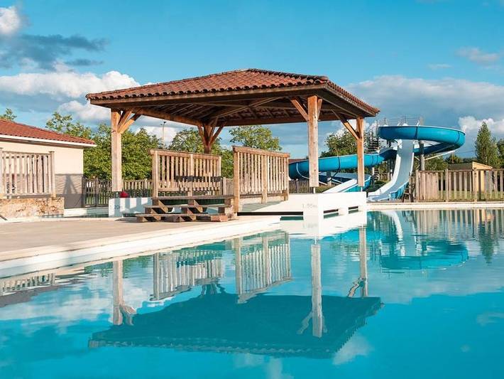 Camping pour 4 personnes, avec Terrasse ainsi que Bassin pour enfant et Piscine