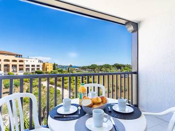 Gîte pour 4 personnes, avec bassin pour enfant ainsi que terrasse et jardin dans Port des Marines de Cogolin