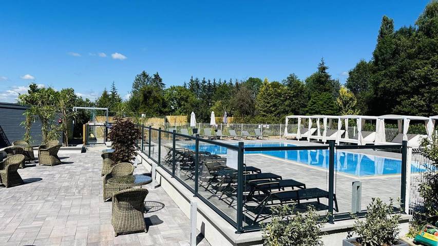 Gîte pour 2 personnes, avec piscine et terrasse dans Grandvillers