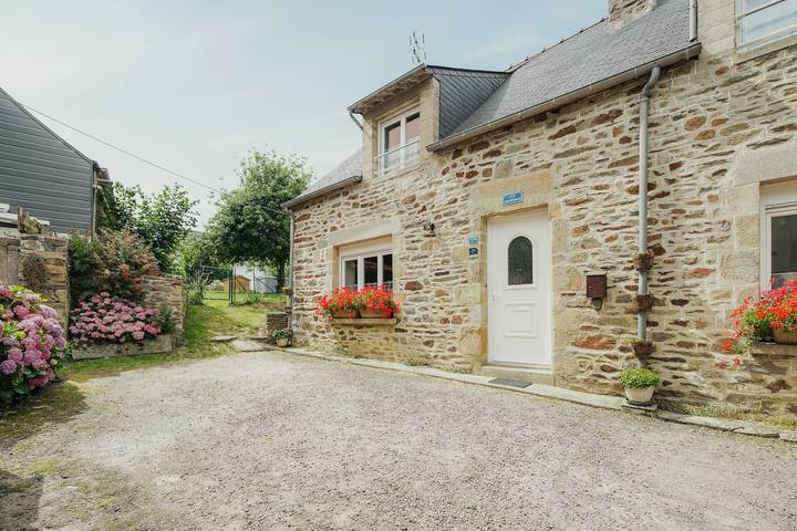 Maison 'Gite Les Dauphins À Matignon' avec terrasse privée, jardin privé et Wi-Fi in Matignon, Région de Dinan
