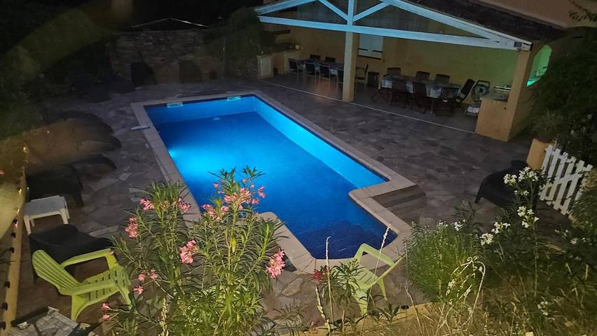 Location de vacances pour 4 personnes, avec vue ainsi que piscine et jardin, animaux acceptés à Tourves - 2