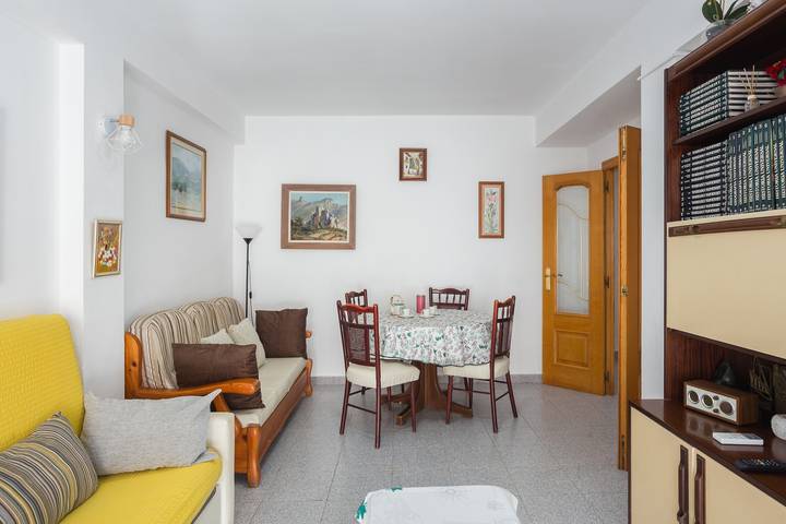 Apartamento entero, Apartamento 'Ca Llaurí' con vistas al mar, Wi-Fi y aire acondicionado in Platja de Daimús (Daimús), Daimuz