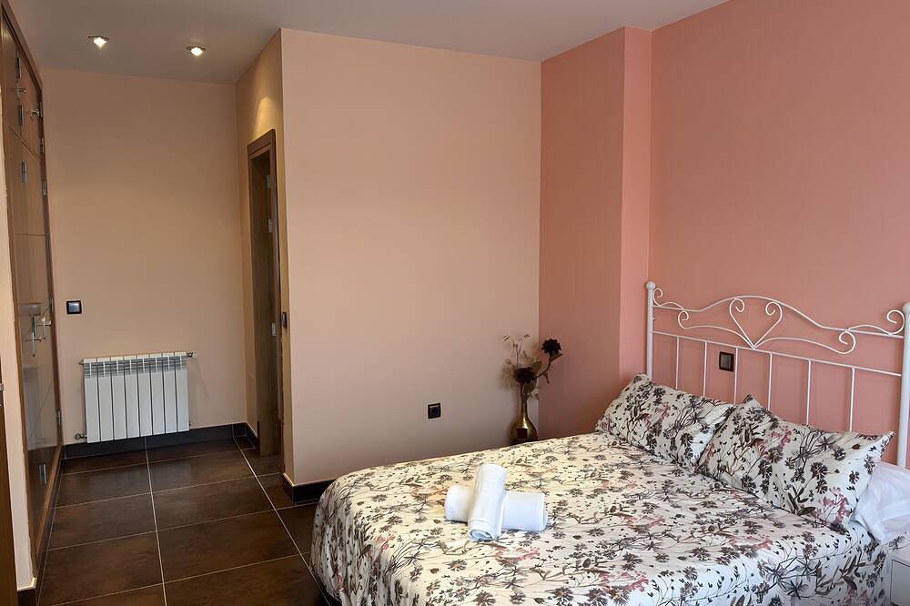 Holiday Home 'La Libélula' with Mountain View, Private Pool and Wi-Fi in El Espinar, Segovia Province