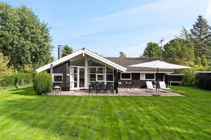 Ferieudlejning for 6 personer, med Jacuzzi og Terrasse såvel som Have og Sauna i Dronningmølle