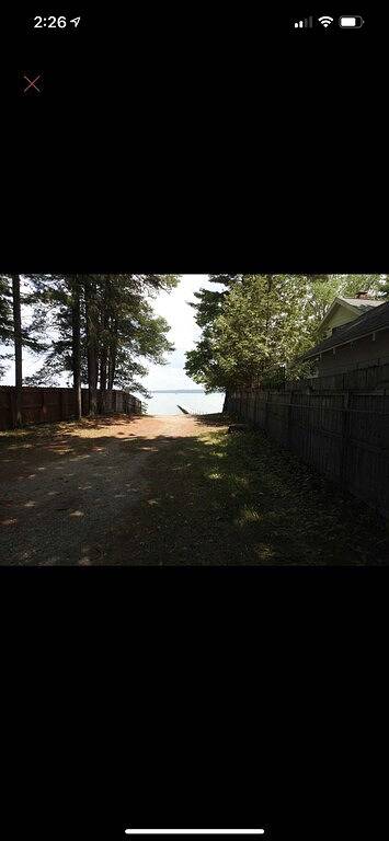 Cute 4 bed 2 bath cottage, short walk to shared road end dock. in Higgins Lake