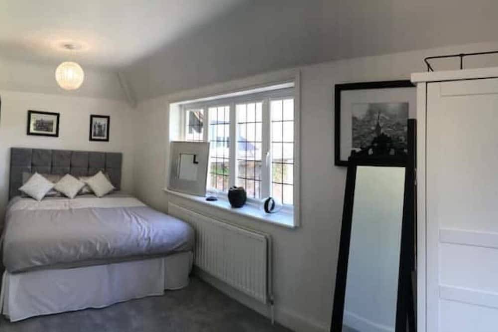 Beautiful 6 Bedroom Home with Pool & Hot Tub in Greensands Ridge, Boughton Monchelsea