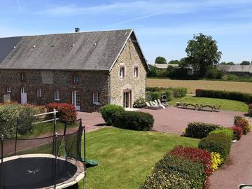 Gîte pour 14 personnes, avec jardin et piscine à Feugères