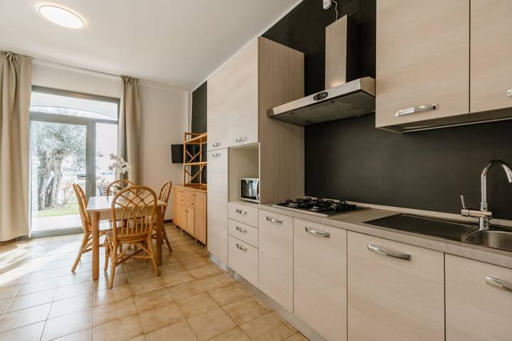 Bungalow für 4 Personen, mit Terrasse und Whirlpool sowie Pool und Seeblick in Manerba del Garda - 4