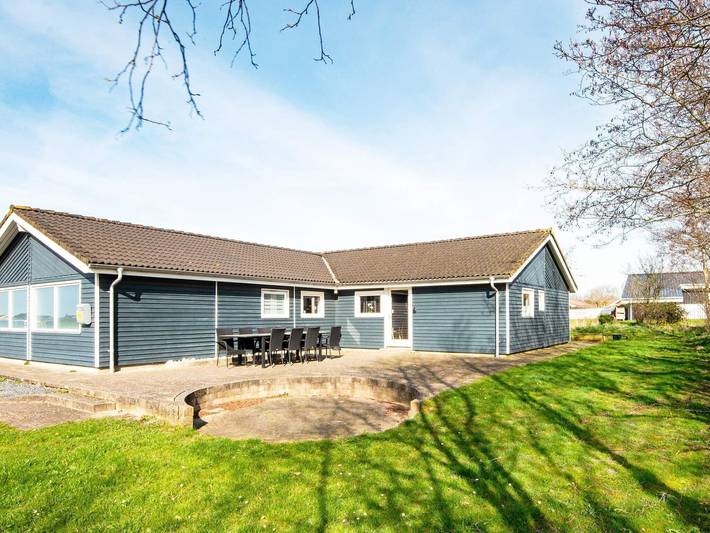 Feriehus for 12 personer, med terrasse og badebasseng i tillegg til barnebasseng, dyr tillatt i Limfjorden
