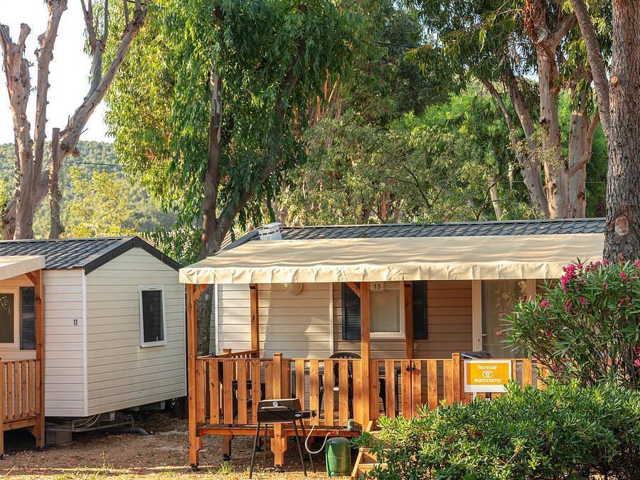 Camping maeva Escapades Le Hameau des Pins - Mobilhome 4 personas - Mobil-home | Confort Xl | 2 Dormitorios | 4 Pers. | Terraza elevada | Aire acondicionado. in La Moutone, La Crau